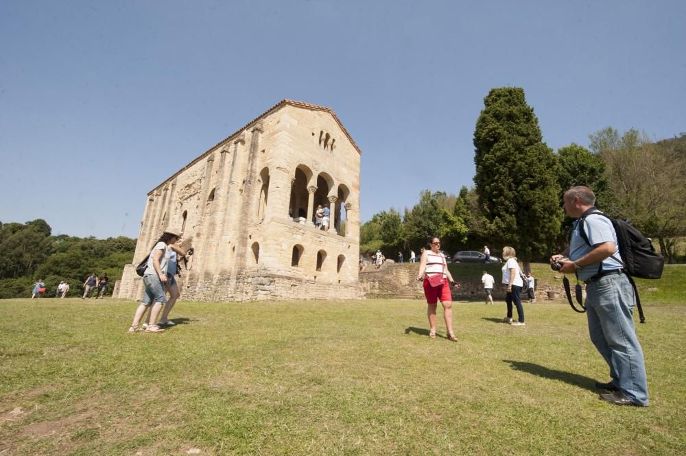 Turistas en Santa María del Naranco