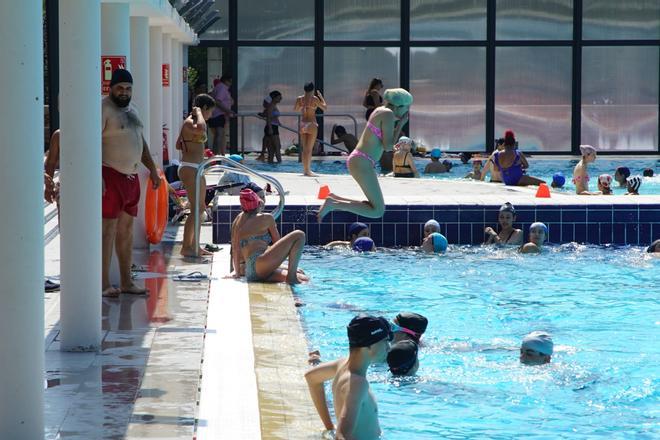 Gran ambiente en las piscinas del Multiusos do Sar para estrenar el verano