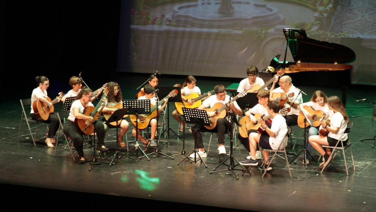 Gala final del 25 aniversario de esta escuela, desarrollada este pasado jueves en el Auditorio.