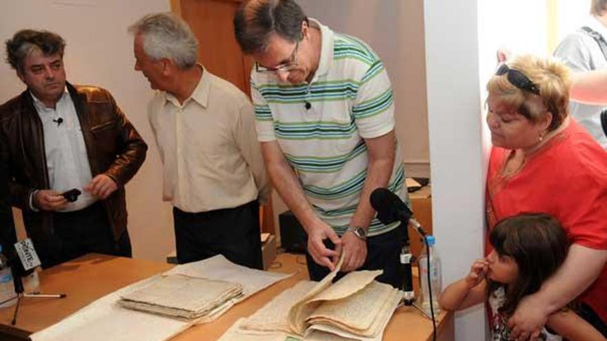 E. Meruéndano, de la Asociación Cristóbal Colón Gallego, el alcalde de Poio y el bisnieto de De la Riega tras la apertura del legado.  // G. Santos