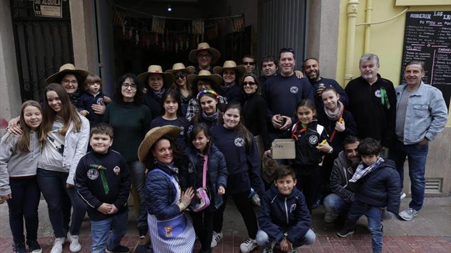 Grandes y pequeños disfrutan al unísono  en la colla Skau de Vell