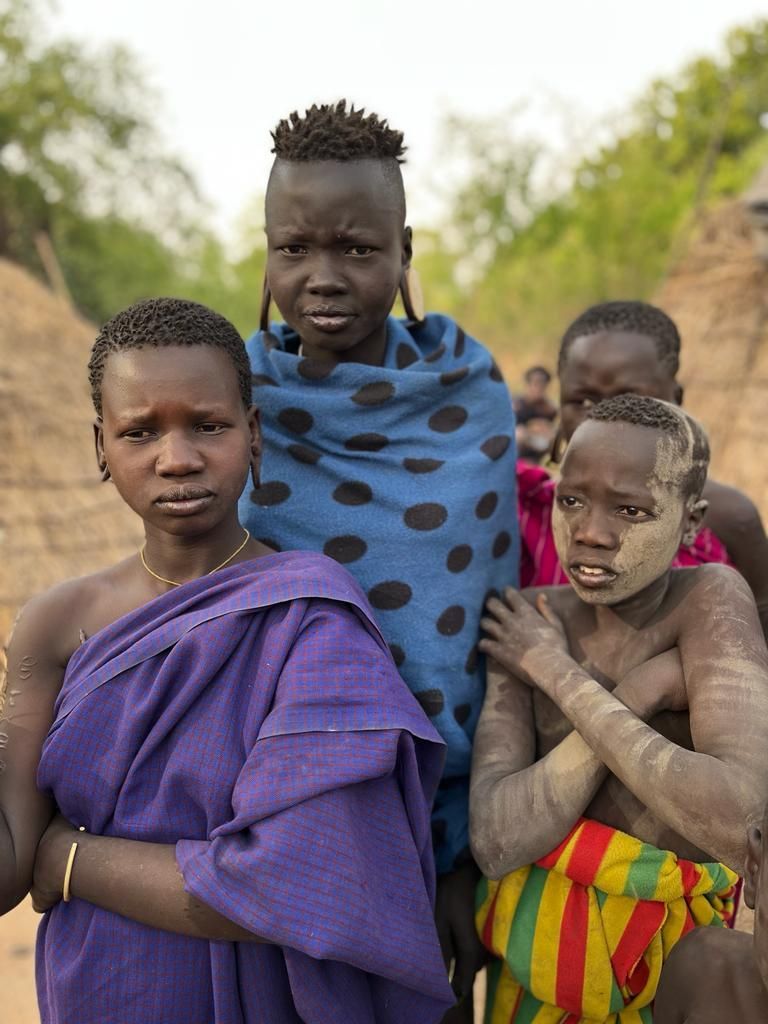 El alargamiento de las orjeas, sinónimo de belleza en las tribus Mursi y Surma