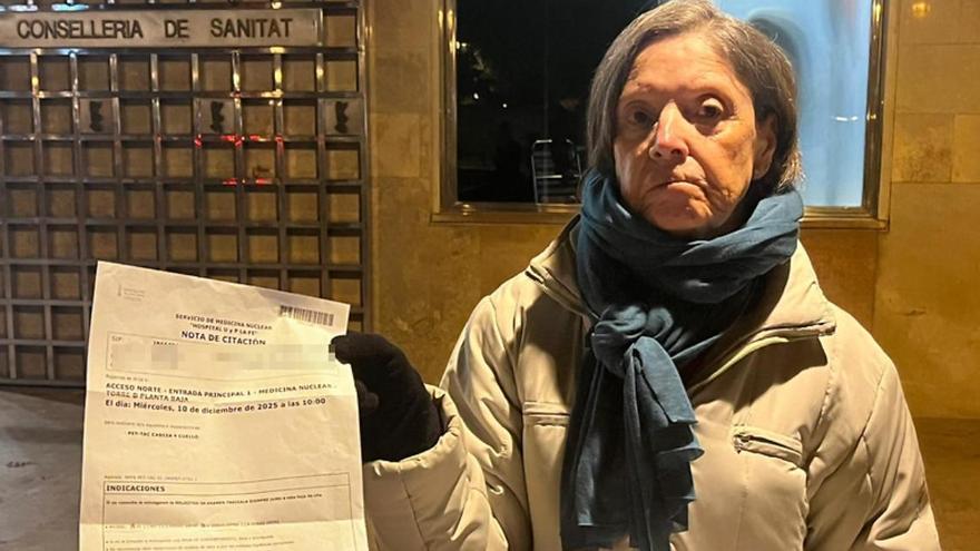 Acampa seis horas para conseguir cita para una prueba oncológica a su marido