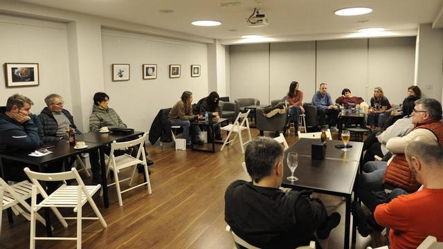 Un instante de la asamblea extraordinaria del Balonmán Lalín, en el Café Camilo. | Bernabé/J. Lalín
