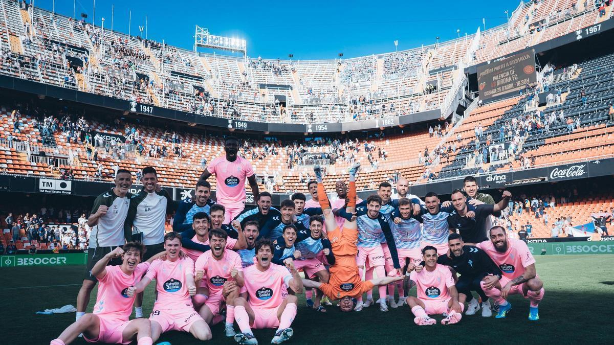 Los jugadores del Celta celebran su victoria en Valencia.