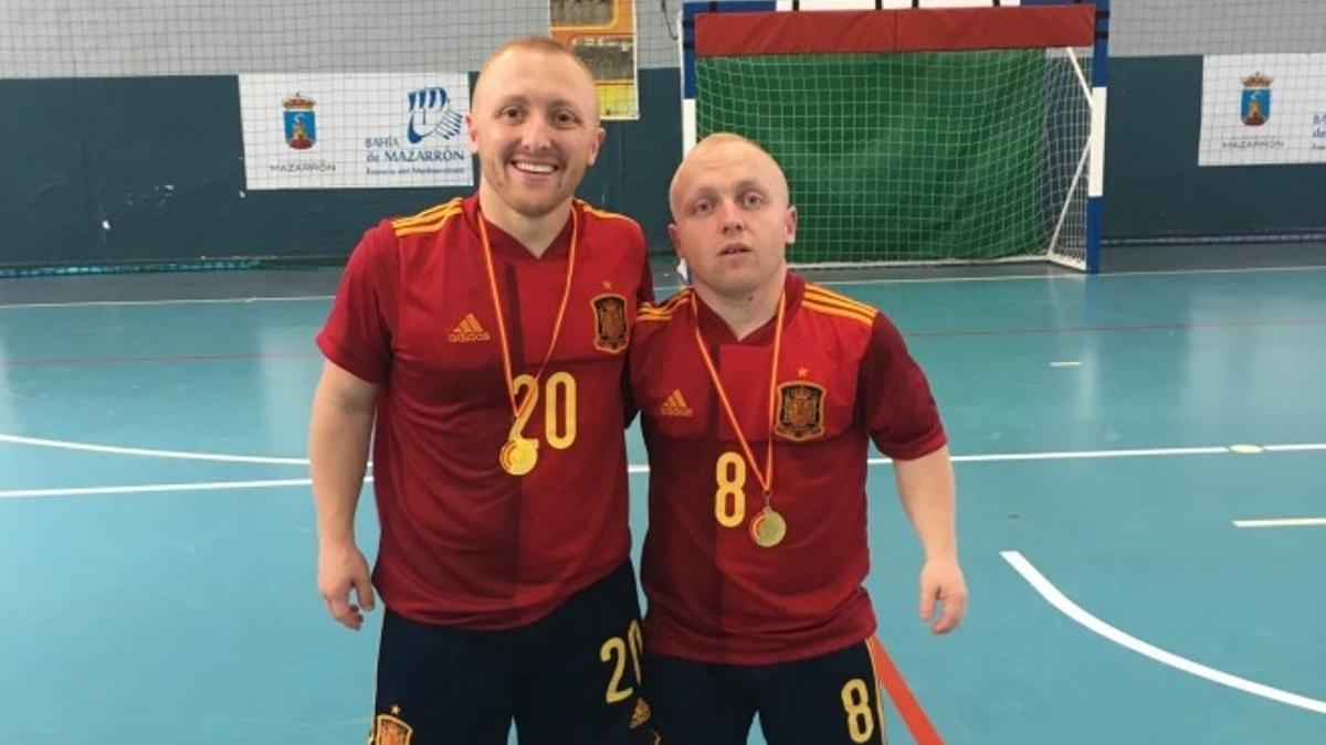 Los hermanos Juan y Pablo Serrano Torres, jugadores de la Selección Española de fútbol sala para personas de talla baja
