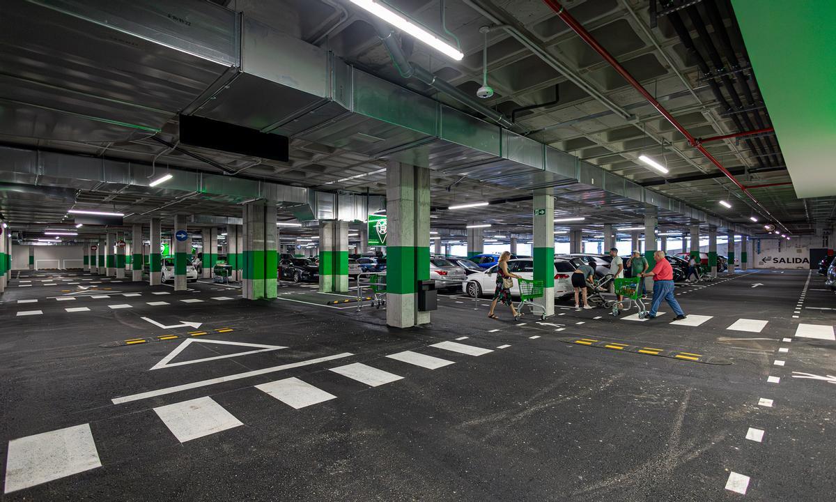 El supermercado cuenta con aparcamiento subterráneo.