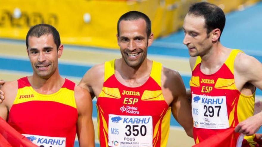 Octavio Pérez, Juan Ramón Pous y Juan Antonio Gil posan tras lograr el triplete histórico en Ancona (Italia).