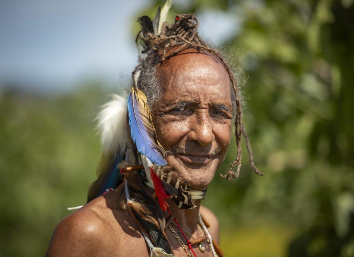 El embajador de los hippies en la isla con su hijo Tanit.