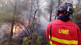 La UME trabaja durante toda la noche en “la defensa de la población” de Antuñano, en Burgos, cercada por el fuego