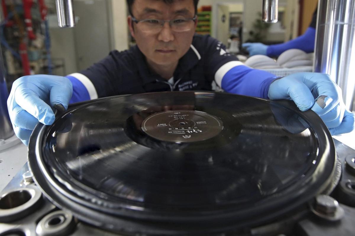 SEUL  COREA DEL SUR   29 06 2017 - Fotografia de archivo fechada el 1 de junio de 2017 que muestra un trabajador de Machang Music and Pictures produciendo un disco de vinilo en Seul  Corea del Sur  El gigante tecnologico y audiovisual nipon Sony anuncio hoy  29 de junio de 2017  que volvera a fabricar discos de vinilo tras cancelar su produccion en 1989  debido al aumento de la demanda global de este formato musical analogico  EFE Yonhap   PROHIBIDO SU USO EN COREA DEL SUR