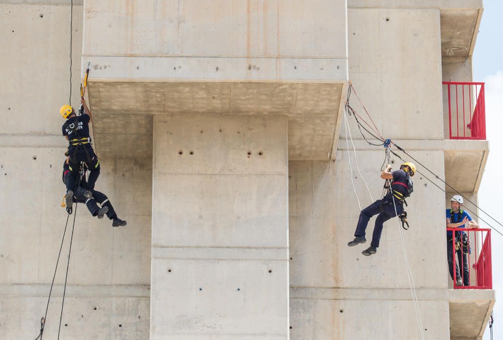 15 bomberos aprenden técnicas de rescate vertical en San Vicente