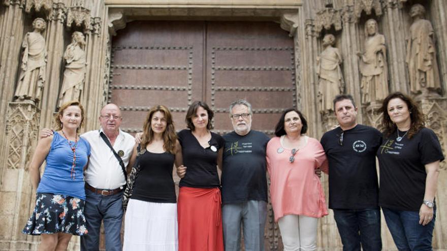 Ocho miembros de la asociación, en la puerta de los Apóstoles, donde se reunían los primeros años. Foto: G. Caballero