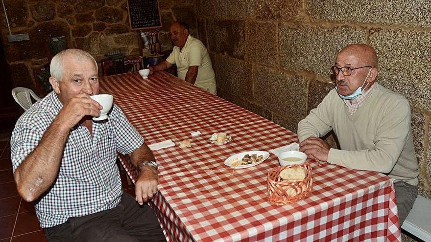 Clientes en un furancho de Pintos, en Marcón.