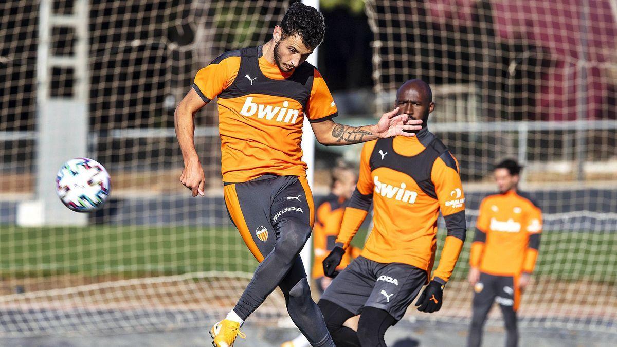 Vicente Esquerdo, en un entrenamiento con el Valencia CF.