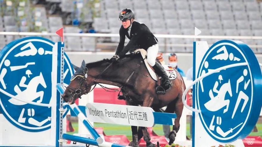 El caballo Saint Boy de la alemana Annika Schleu se resiste a brincar el obstáculo.