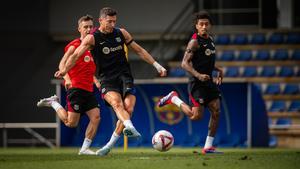 El entreno del Barça este jueves para preparar su debut en LaLiga contra el Valencia