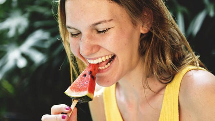 Cuidar la salud de nuestra boca es fundamental en los meses de verano.