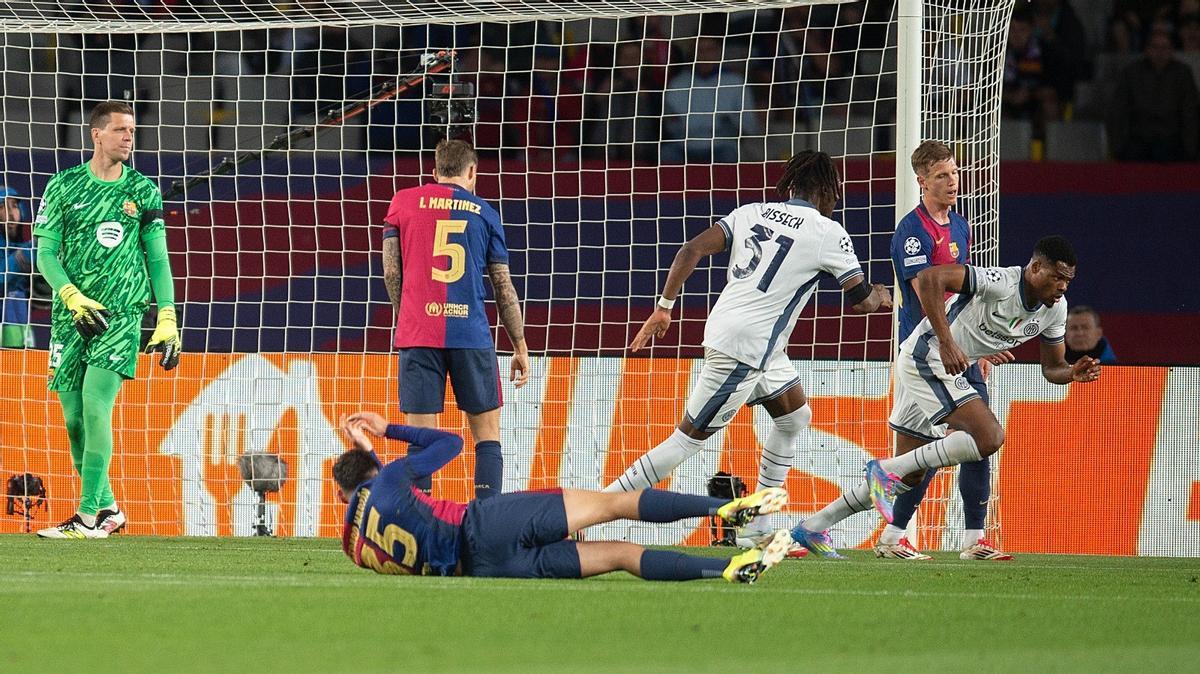 Los jugadores del Barça, tras el 0-2 del Inter en Montjuïc.