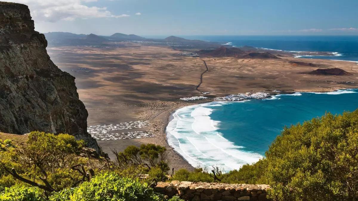 La playa volcánica donde se puede nadar hasta en invierno
