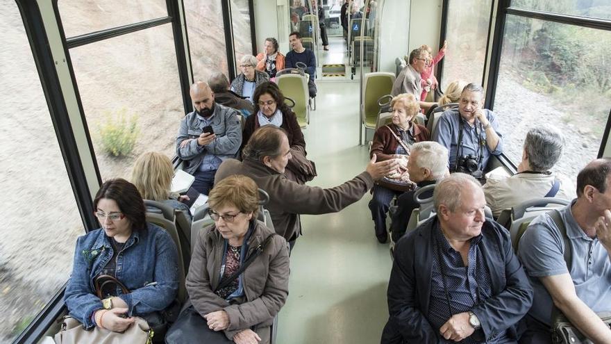 Viatgers a l&#039;interior d&#039;un dels trens del cremallera de Montserrat