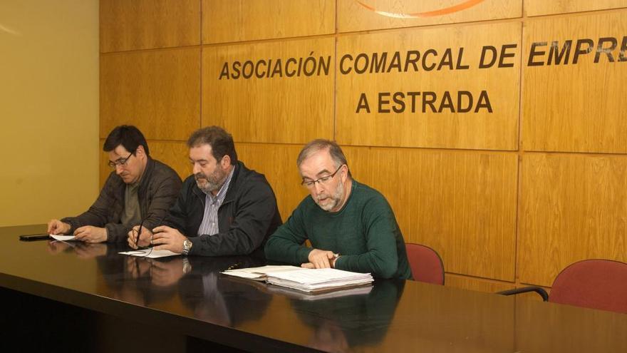 Gonzalo Figueiras, presidente en funciones de la ACE, en el centro, en la asamblea de ayer.