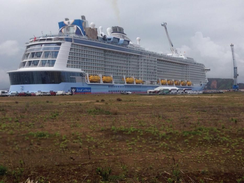 La llegada de un gran crucero a El Musel