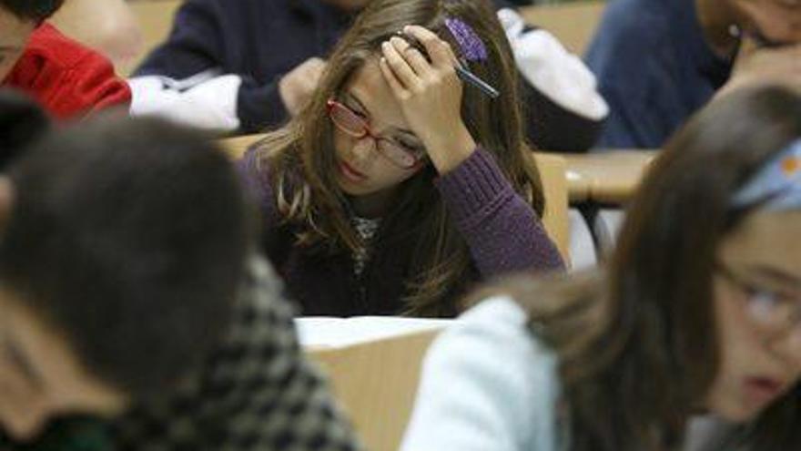 Algunos de los participantes en el XIII Concurso de Primavera de Matemáticas, la mayor concentración del país en la que participan 3.500 adolescentes de la Comunidad madrileña y que tuvo lugar hoy en la Facultad de Matemáticas de la Universidad Complutense de Madrid.