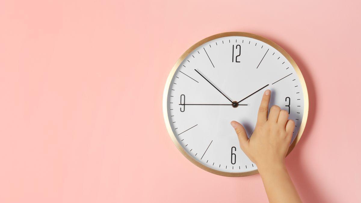 ¿Cómo nos afecta el adelantar o atrasar la hora?