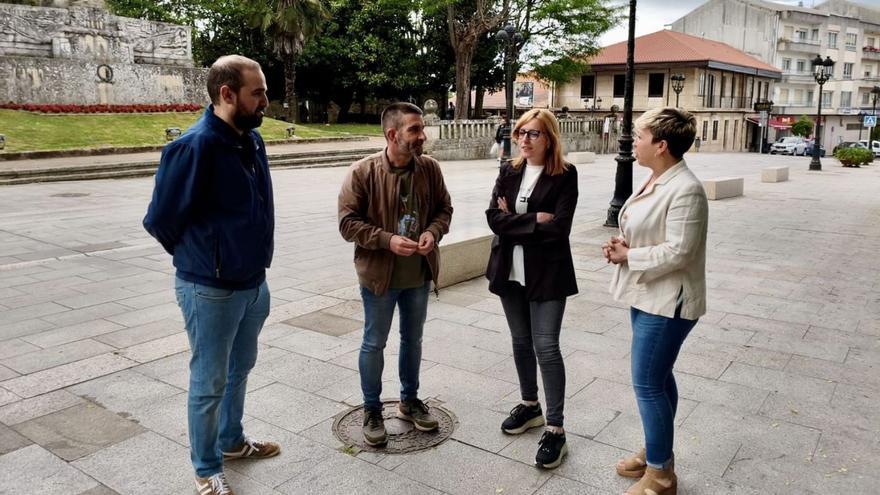 Representantes del BNG en la calle Matemático Rodríguez, delante de la Praza da Torre.