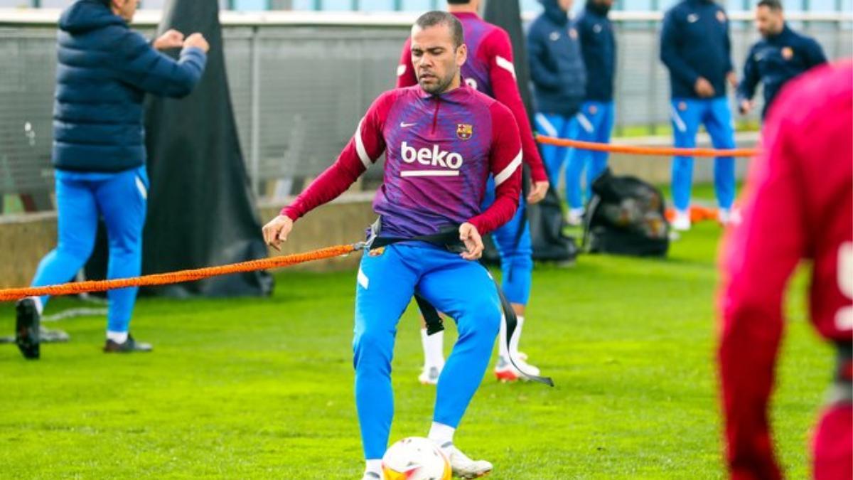 Alves ya visualiza su debut con el Barça y así se divierte