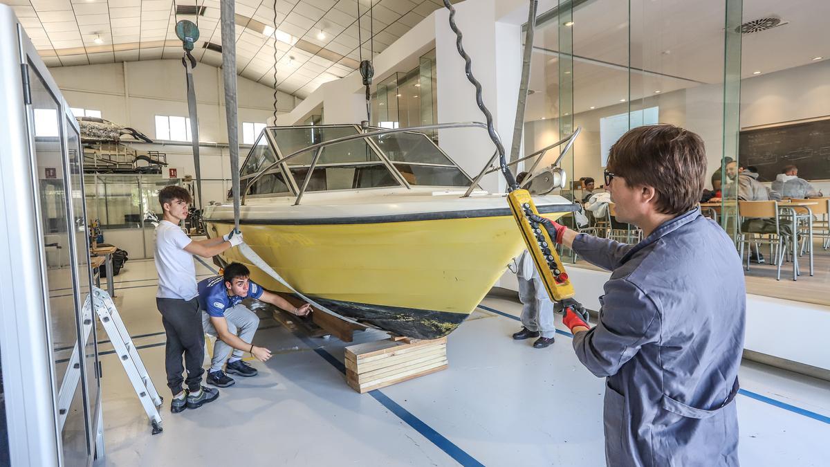 Tirón en Santa Pola para aprender a mantener barcos de recreo