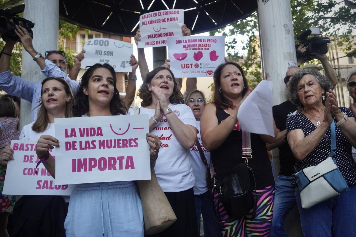 Cordoba Víctor Castro Córdoba se concentra ante la crisis de los cribados de cáncer Numerosas personas protestan en el bulevar del Gran Capitán