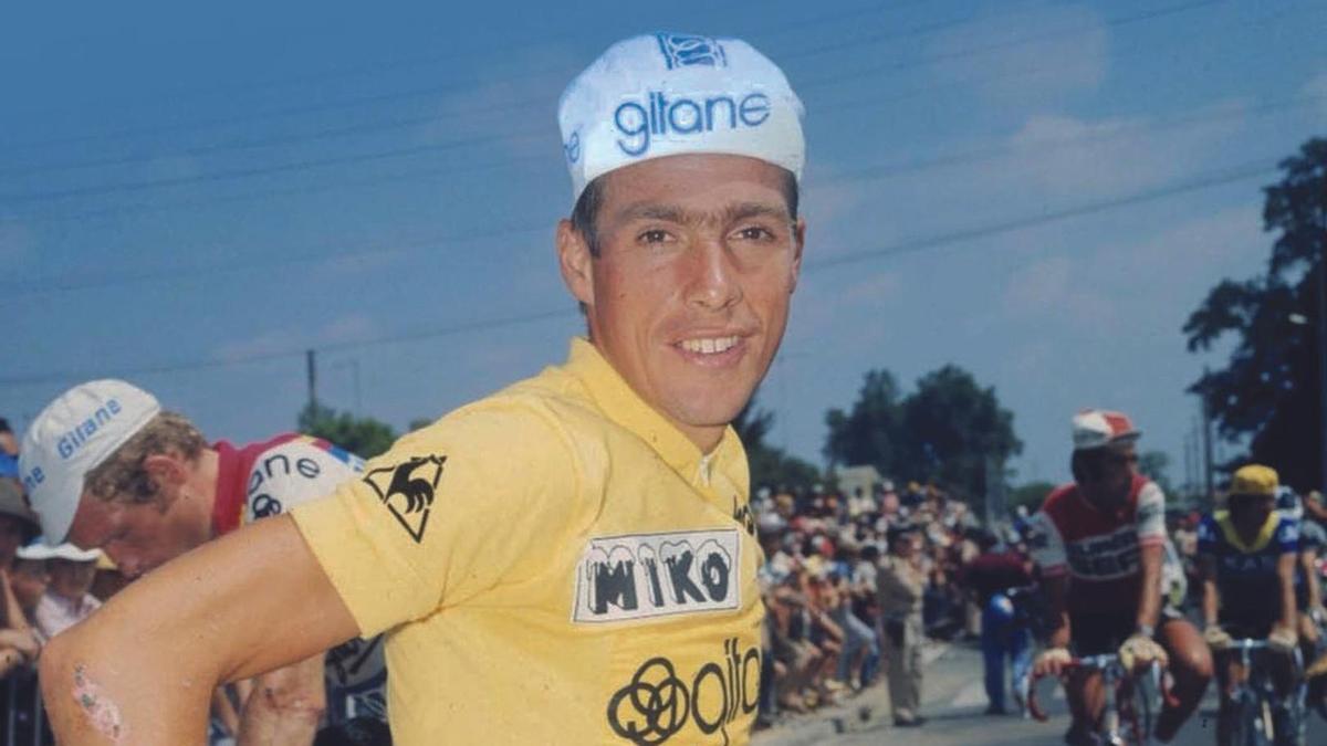 Van Impe, durante el Tour de 1976, vestido de amarillo.