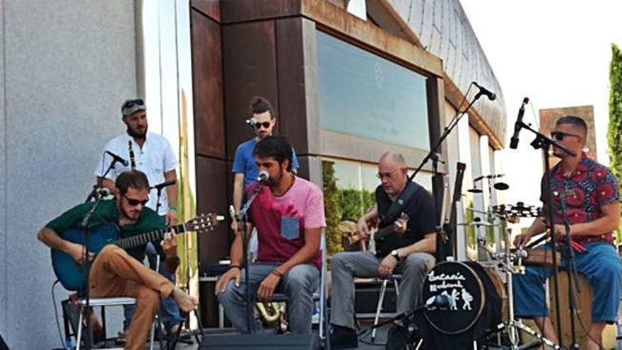 &quot;Entavía&quot; en el escenario actuando en la terraza de Pagos del Rey.