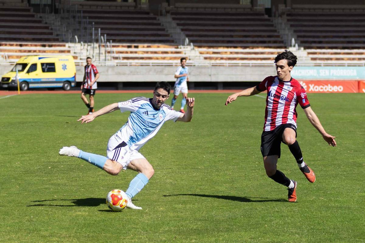 El Compostela pierde en San Lázaro y deja el liderato en bandeja El Compostela pierde en San Lázaro y deja el liderato en bandeja