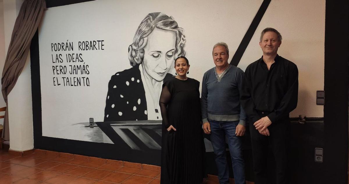 El alcalde de Cosuenda, junto a la soprano Elisa Joven y el pianista Alfonso Latorre, frente al nuevo mural.