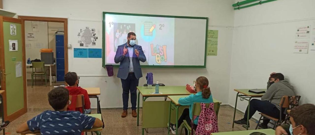 El concejal de Igualdad, Jonay López, charla con los estudiantes de secundaria