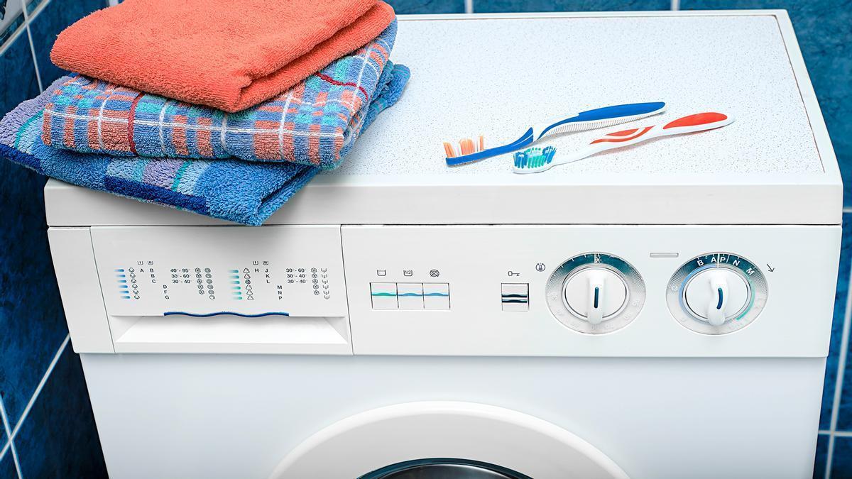 Cepillo de dientes en la lavadora: el sencillo truco que no dejarás de usar en cada lavado