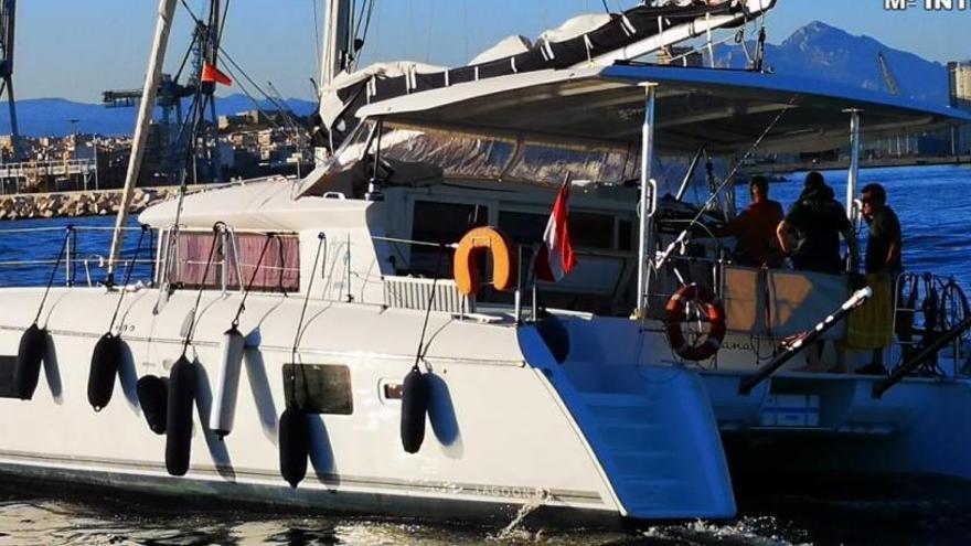 Rescatan en Tabarca a dos tripulantes de un catamarán a punto de hundirse