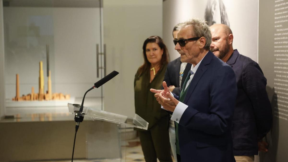 Miquel Navarro en la inauguración de la exposición