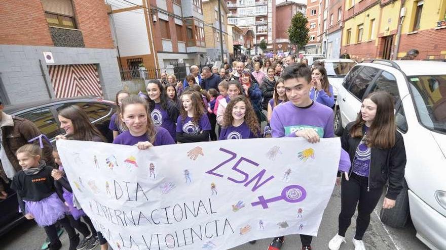 Los miembros de &quot;La Caracola&quot;, ayer, durante la manifestación por las calles de Las Vegas.