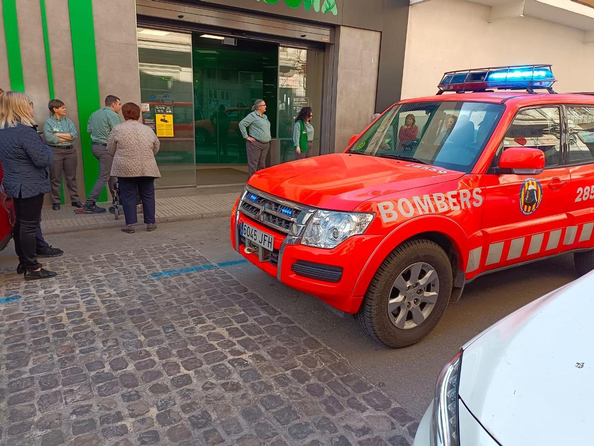 Trabajadores y clientes frente a uno de los accesos.