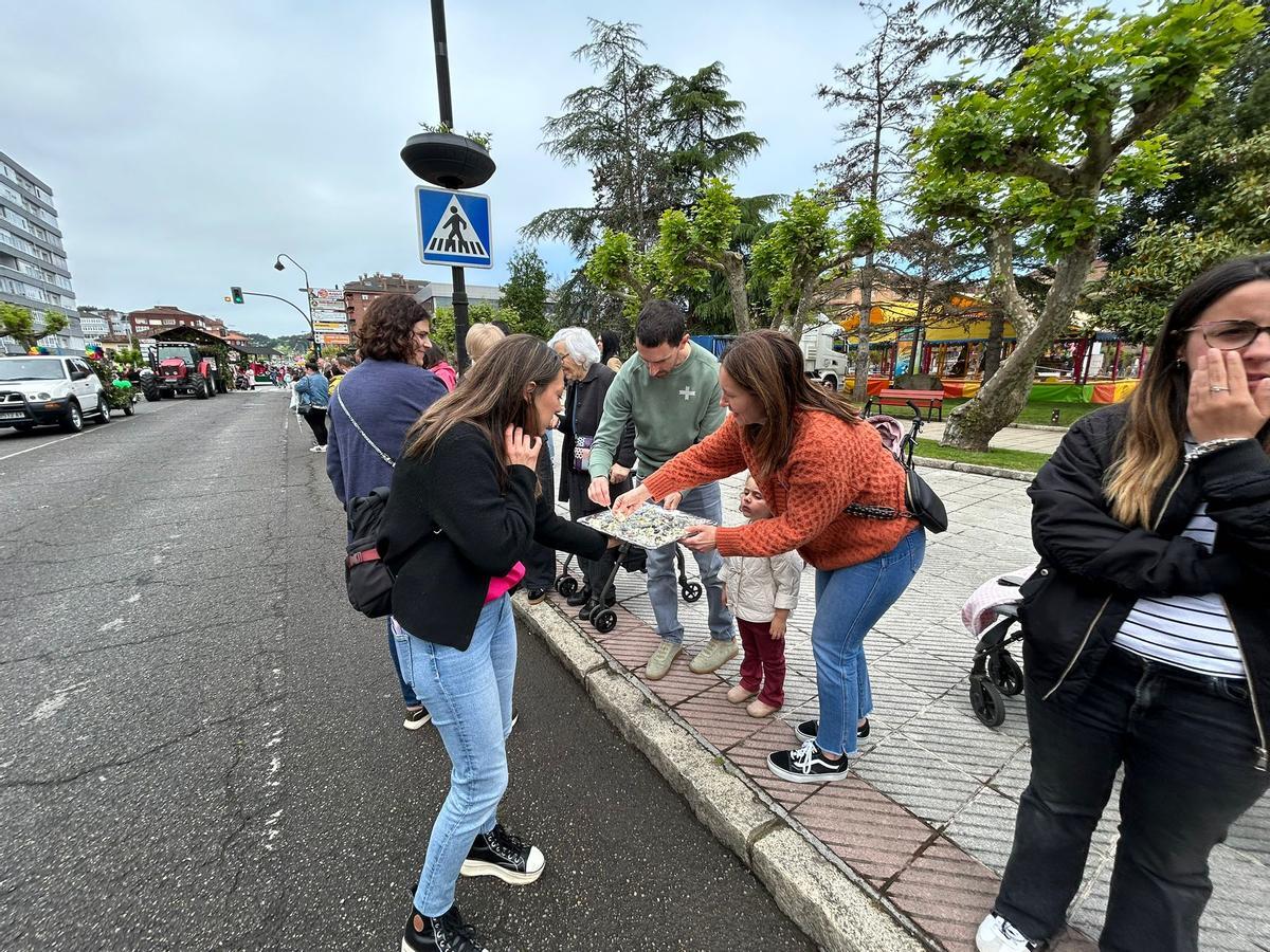 EN IMÁGENES: Castrillón se vuelca con la cabalgata de carrozas y xarrés