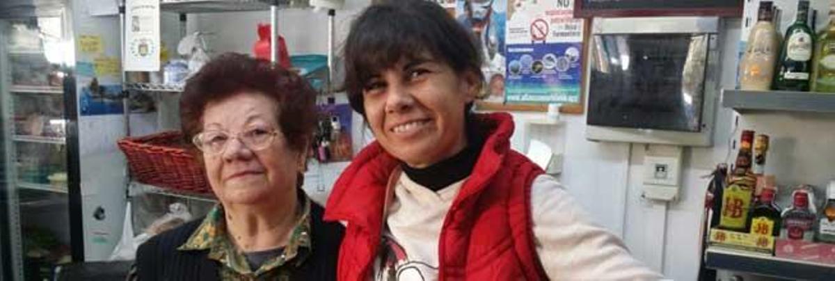 Catalina Torres se abraza con su hija Lurdes tras hablar con Lluís