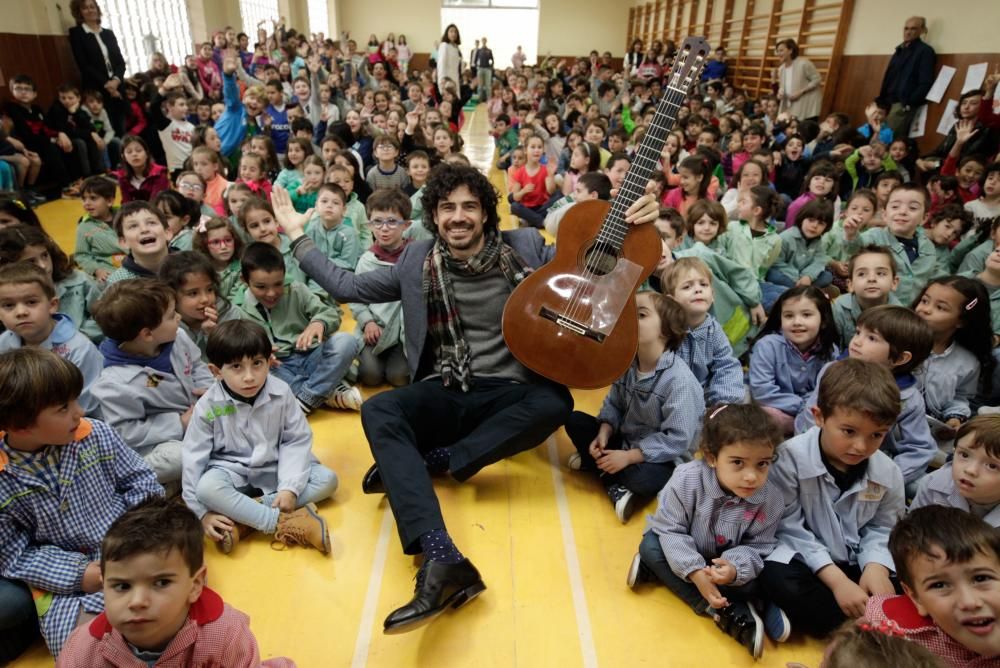 El guitarrista Pablo Sáinz Villegas en el colegio Parque Infantil de Oviedo