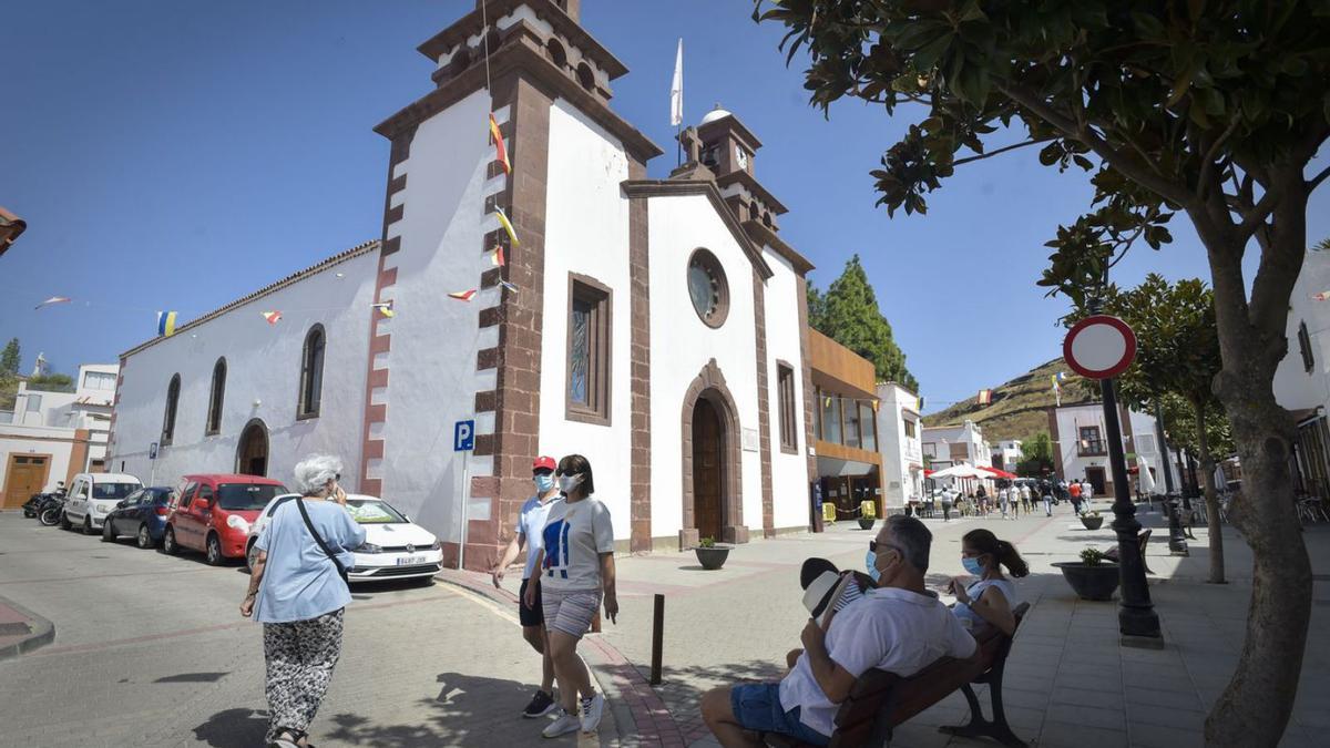 Locales y turistas en Artenara. | | ANDRÉS CRUZ