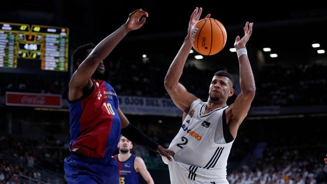 Chimezie Metu and Edy Tavares in action