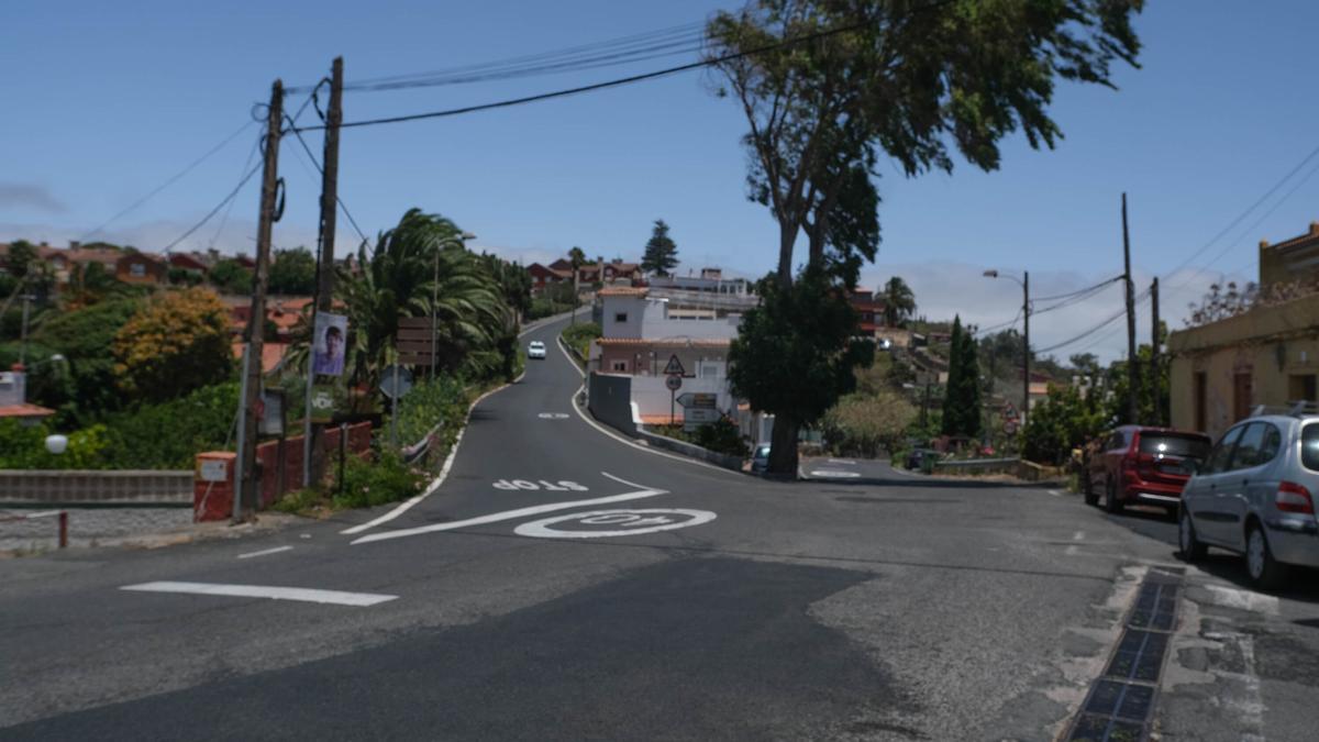En primer plano, la carretera de Juan Bordes en el término municipal de Santa Brígida.