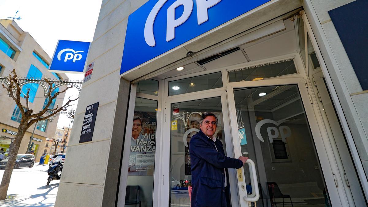El candidato del PP a la alcaldía de Alcoy, Carlos Pastor, ante la sede de campaña